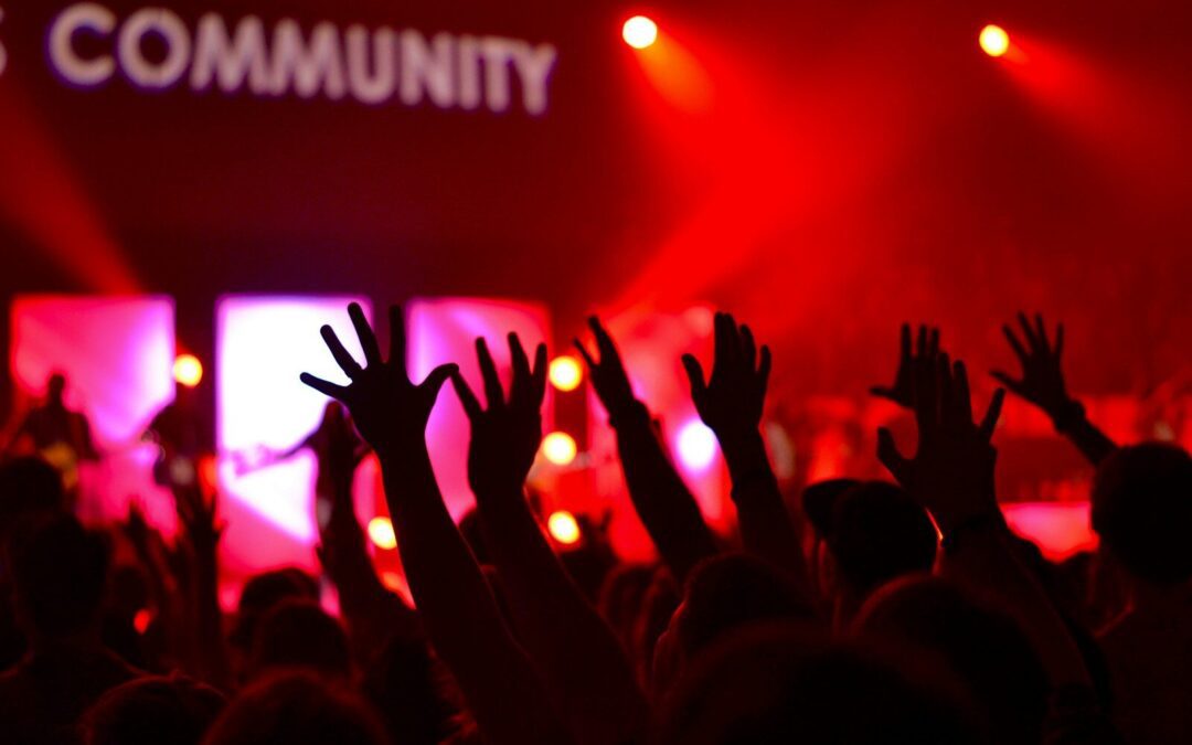 people raises hands